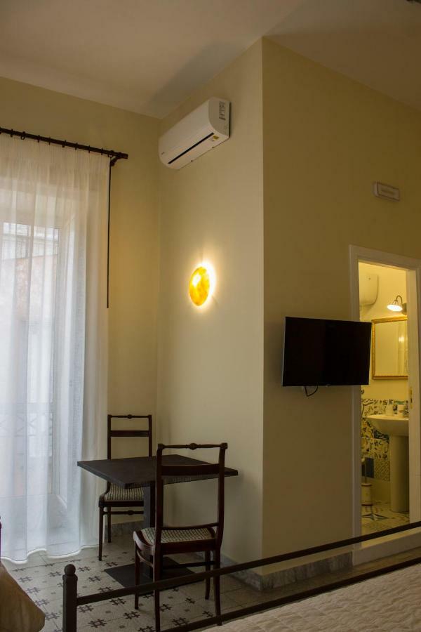 Don Angelo Petito Bed & Breakfast เนเปิลส์ ภายนอก รูปภาพ